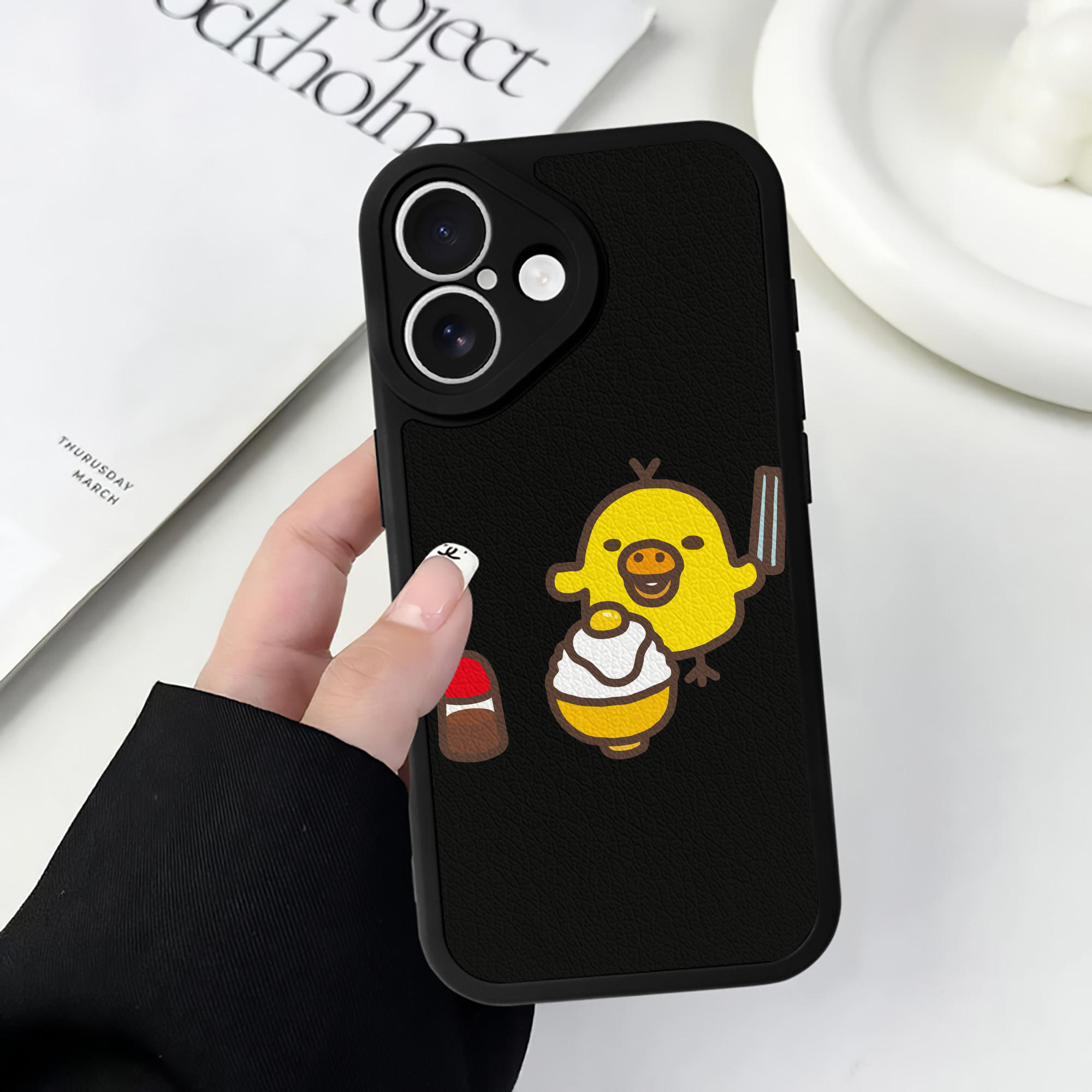 （画像用） リラックマ リラックマ キイロイトリ Rilakkuma Korilakkuma Kiiroitori 【iPhone 16シリーズ対応】シリコンスマホケース（レザー調） 材質：シリコン